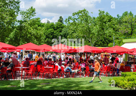 Vue d'un bar dans le parc Retiro durant la foire du livre 2018, Madrid, Espagne. Banque D'Images