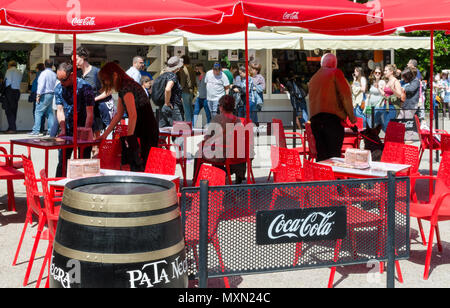 Voir des gens dans le Salon du livre 2018, Madrid, Espagne avec un bar. Banque D'Images