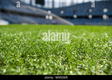 Rosée sur l'herbe artificielle au stade vide. Banque D'Images