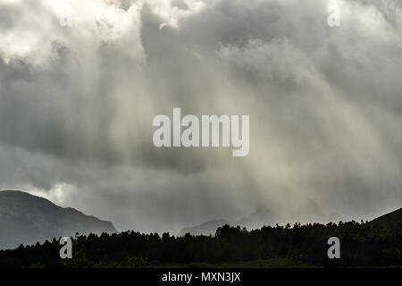 La lumière du soleil à travers les nuages dans les montagnes Simonsberg Stellenbosch Banque D'Images