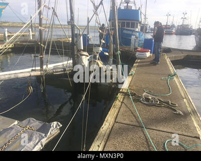 Un incident de la Garde côtière canadienne, l'équipe de la Division de la gestion du secteur du fleuve Columbia dans l'Estrie, en Orégon et Washington State Department of Ecology 41 personnel répondre aux pieds de Charlotte après avoir coulé un navire à la Marina de Westport à Westport, dans l'État de Washington, le 25 novembre 2016. Le personnel de l'IDM répondre à la pollution, tous les incidents de détresse et de menaces, les parties responsables de portefeuille responsables de dommages environnementaux et de nettoyage, et de protéger la vie marine et des ressources naturelles. La Garde côtière des États-Unis avec l'aimable autorisation de la Division de la gestion des incidents. Banque D'Images