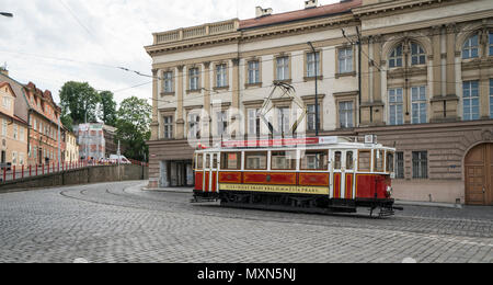 Un vieux tram rouge dans la rue dans le centre de Prague, République Tchèque Banque D'Images