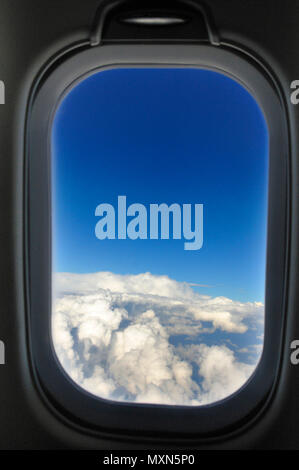 Cloudscape vu à travers la fenêtre d'un avion Banque D'Images