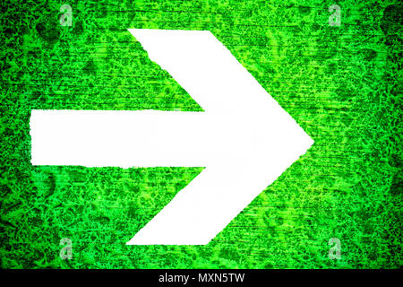 Directionnel blanc flèche dirigée vers la droite peint sur un vert lumineux en bois irrégulière grungy texture background. Banque D'Images