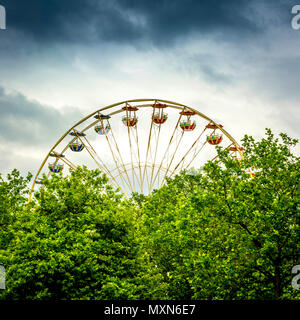 Grande roue derrière les arbres, Lausanne, Suisse Banque D'Images