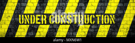 En construction avec panneau d'avertissement jaune et noir bandes sur mur de béton texture background en large format panoramique. Concept pour ne pas entrer e Banque D'Images