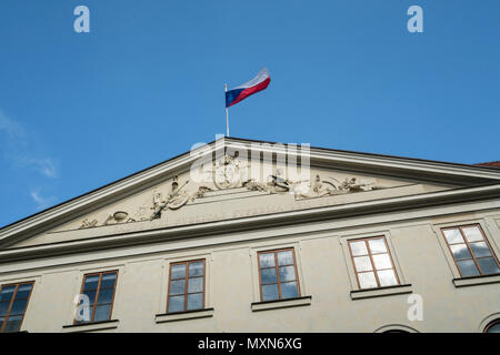 Le drapeau tchèque sur un palace à Prague, République Tchèque Banque D'Images