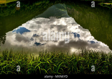 Reflet d'un ciel nuageux , Lac de Montriond, Haute-Savoie, Auvergne-Rhône-Alpes, France Banque D'Images