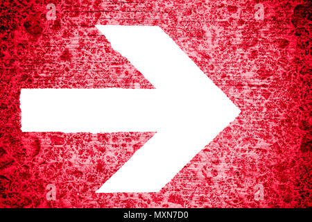 Directionnel blanc flèche dirigée vers la droite peint sur un rouge lumineux en bois irrégulière grungy texture background. Banque D'Images