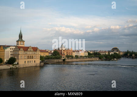 Une vue panoramique du fleuve Moldava dans le centre de la ville au coucher du soleil à Prague, République Czeche Banque D'Images