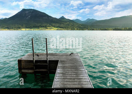 Piscine en bois plate-forme comme pile de pont sur le lac alpin de pont avec une belle eau claire turquoise verte au cours de l'été journée ensoleillée dans la région du Salzkammergut, Austr Banque D'Images