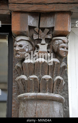 Lannion (Bretagne, nord-ouest de la France) : la sculpture sur bois, chef d'un homme et une femme sur la façade d'une maison ancienne dans le centre-ville. *** Légende locale Banque D'Images