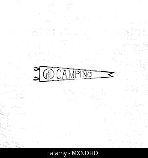 Fanion de Camping modèle. Vintage Hand drawn pennant dans design monochrome. Meilleur pour les t-shirts, tasses de voyage, sac à dos et d'autres identités. Le point isolé sur fond blanc. Banque D'Images