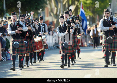 Lorient (Bretagne, nord-ouest de la France), le 2017/08/06. Scottish pipe band à l'occasion de la Grande Parade de la 47e Festival de Inter-Celtic Banque D'Images