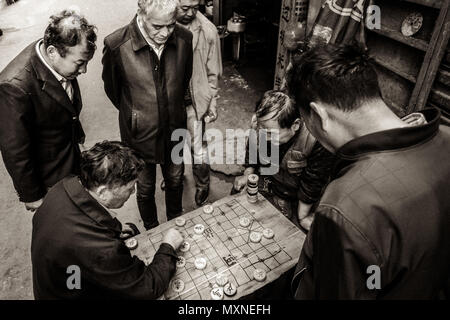 Échecs chinois se joue sur la rue Banque D'Images