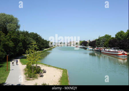 Reims (nord de la France) : Jogger et cycliste le long de la ceinture verte et le canal Banque D'Images