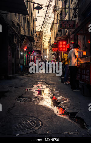 XI'AN, CHINE - 14 MAI 2018 : Après-midi, Coucher du soleil sur une alimentation de rue Urbain chinois Banque D'Images