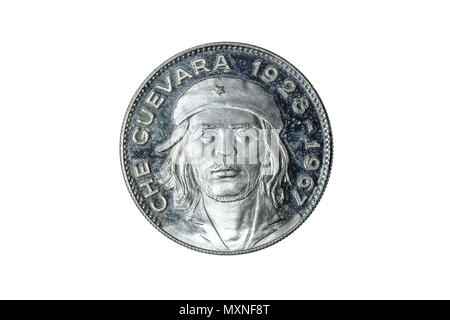 Pièce d'argent cubain Che Guevara de Cuba. close up de la tête, du côté du commandant Ernesto Che Guevara memorial coin isolé sur fond blanc studio. Banque D'Images