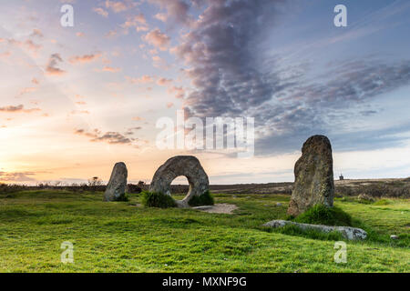 Le Men-an-Tol Menhirs au lever du soleil, près de Madron, Cornwall, UK Banque D'Images