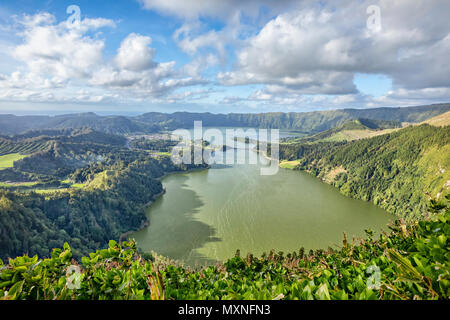 Sete Cidades - une chambre lits jumeaux lac situé dans le cratère d'un volcan dormant, l'île de São Miguel, Açores, Portugal Banque D'Images