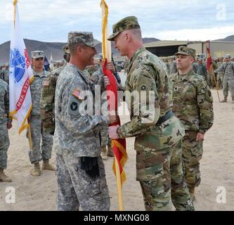 Le brigadier de l'armée américaine. Le général David Elwell, 311e Commandement de soutien expéditionnaire général commandant, s'est rendu à la Fort Irwin Centre national de formation, le 19 novembre 2016, pour une cérémonie de passation de commandement, représentant le commandement supérieur. Il a réussi les couleurs pour le Colonel Chris Barra, qui est le nouveau commandant de la Brigade de soutien 304th, au cours d'un exercice de formation conjointe sur le terrain pour la préparation au combat. La préparation au combat reste une haute priorité pour l'unité de réserve de l'armée américaine tout au long de l'armée. (U.S. Photo de l'Armée de Cpt. Fernando Ochoa) Banque D'Images