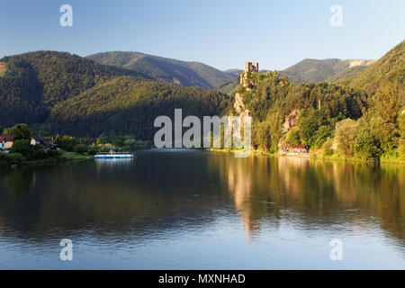 Slovaquie - ruine de château Strecno avec River Vah Banque D'Images