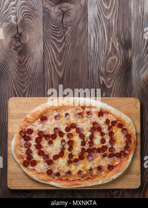 Arrière-plan de la fête des pères. Pizza au pepperoni avec j'aime papa le lettrage sur la table en bois. Concept du jour de père, recette et idée. Vue d'en haut ou d''une télévision à jeter. Copie Banque D'Images