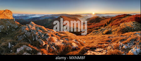 Panorama de coucher du soleil dans une vallée des Carpates avec de l'or magnifique lumière sur un hills Banque D'Images