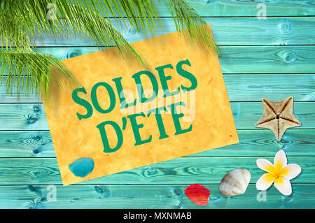 Soldes d'ete (sens de l'été vente en Français) écrit sur panneau jaune, bleu planches en bois, les coquillages, la plage et l'arrière-plan palm tree Banque D'Images