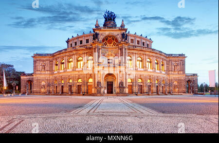 L'opéra Semperoper à Dresde building at night Banque D'Images