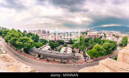 Aerial cityscape view de Bursa au centre-ville avec un fond de ciel bleu nuageux à Istanbul,Turquie.20 Mai 2018 Banque D'Images