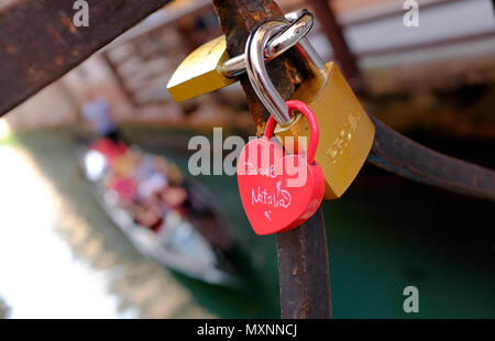 L'amour des verrous sur pont-canal, Venise, Italie Banque D'Images
