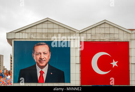 Poster du Premier ministre turc Recep Tayyip Erdogan et le drapeau turc sur un immeuble situé à Bursa, Turquie.20 Mai 2018 Banque D'Images