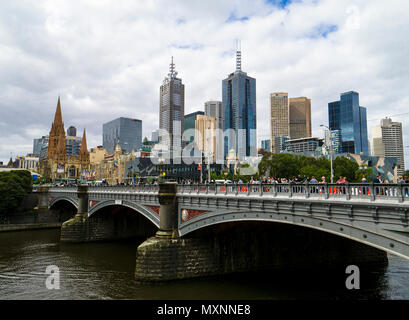 Melbourne city skyline par Princes Bridge et le fleuve Yarra, Melbourne, Victoria, Australie. Banque D'Images