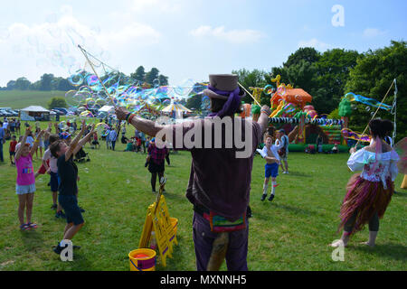 Bubblemania faisant des bulles de savon pour divertir les foules lors de l'assemblée le château de Sherborne Country Fair, Sherborne, Dorset, Angleterre. Banque D'Images