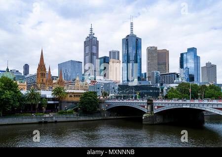 Ville de toits de Melbourne par Princes Bridge et le fleuve Yarra, Melbourne, Victoria, Australie. Banque D'Images