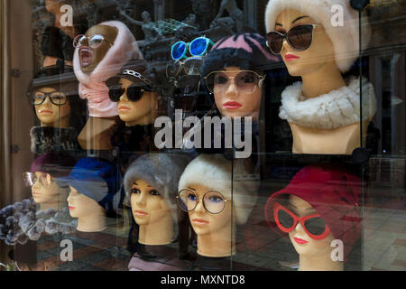 Lunettes de soleil sur l'affichage à une boutique dans le passage, Odessa, Ukraine Banque D'Images