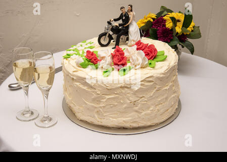 Cake topper : assis sur une moto Banque D'Images