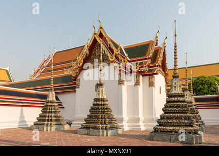 Des décorations sur le dessus des pagodes ou chedis dans le Wat Pho, le Temple du Bouddha couché, ou Wat Phra Chetuphon, Bangkok, Thaïlande Banque D'Images