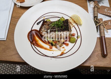 Fine Food : barramundi grillé sur un lit de tomate fraîche, le concombre et le quinoa Banque D'Images