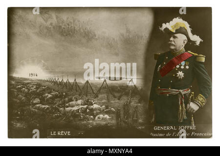 Carte postale photo historique français : le général Joffre en uniforme avec des médailles. La capacité de l'armée après la bataille. Soleil levant. la première guerre mondiale 1914-1918. Banque D'Images