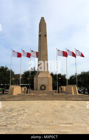 Drapeaux maltais survolant le War Memorial, Floriana, Valletta, Malte ville Banque D'Images