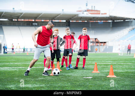 Football entraîneur montrant l'exercice dans la pratique Banque D'Images