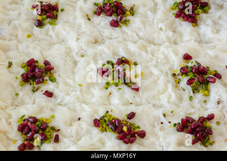 Gullac Dessert Ramadan traditionnels.Il est fait avec gullac, le lait, l'eau de rose, de noyer, de vanille. Il est décoré de pistaches et de grenade. Banque D'Images