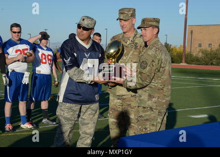 L'Armée américaine, le général Scott Berrier, commandant général de l'intelligence de l'armée américaine et centre d'excellence, de Fort Huachuca et le Colonel Whit Wright, commandant de la garnison de Fort Huachuca, présent U.S. Air Force Le Lieutenant-colonel Marc Herrera, 355e Groupe de soutien de mission de commandant adjoint, avec le trophée Bol la Turquie à Fort Huachuca, en Arizona, le 18 novembre 2016. Le Bol de la Turquie est un sympathique jeu flagfootball annuel entre les Black Knights de Fort Huachuca et la base aérienne Davis-Monthan Air Force Base Mustangs. (U.S. Photo de l'Armée de l'air par la Haute Airman Betty R. Chevalier) Banque D'Images