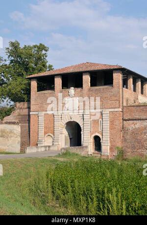 Porta Vittoria (porte de la Victoire) en entrée de ville de Sabbioneta, Lombardie, Italie Banque D'Images