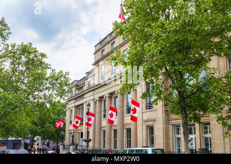 La Maison du Canada, Trafalgar Square, City of Westminster, London SW1, le Haut-commissariat du Canada, en rouge et blanc des drapeaux nationaux du Canada Banque D'Images