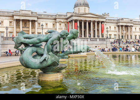 Mermaid statue dans les fontaines de Trafalgar Square, Charing Cross, City of Westminster, Londres WC2 et la Galerie nationale derrière Banque D'Images
