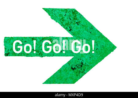 'Go ! Rendez-vous ! Go !" texte écrit sur une flèche verte direction avec texture en pierre polie avec des imperfections et des fissures et isolé sur un blanc transparent Banque D'Images