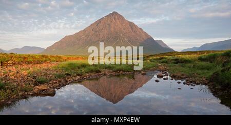 Réflexions d'été prises à partir de la rivière Etive à au pic de Buachaille Etive Mor à Glencoe, en Écosse Banque D'Images